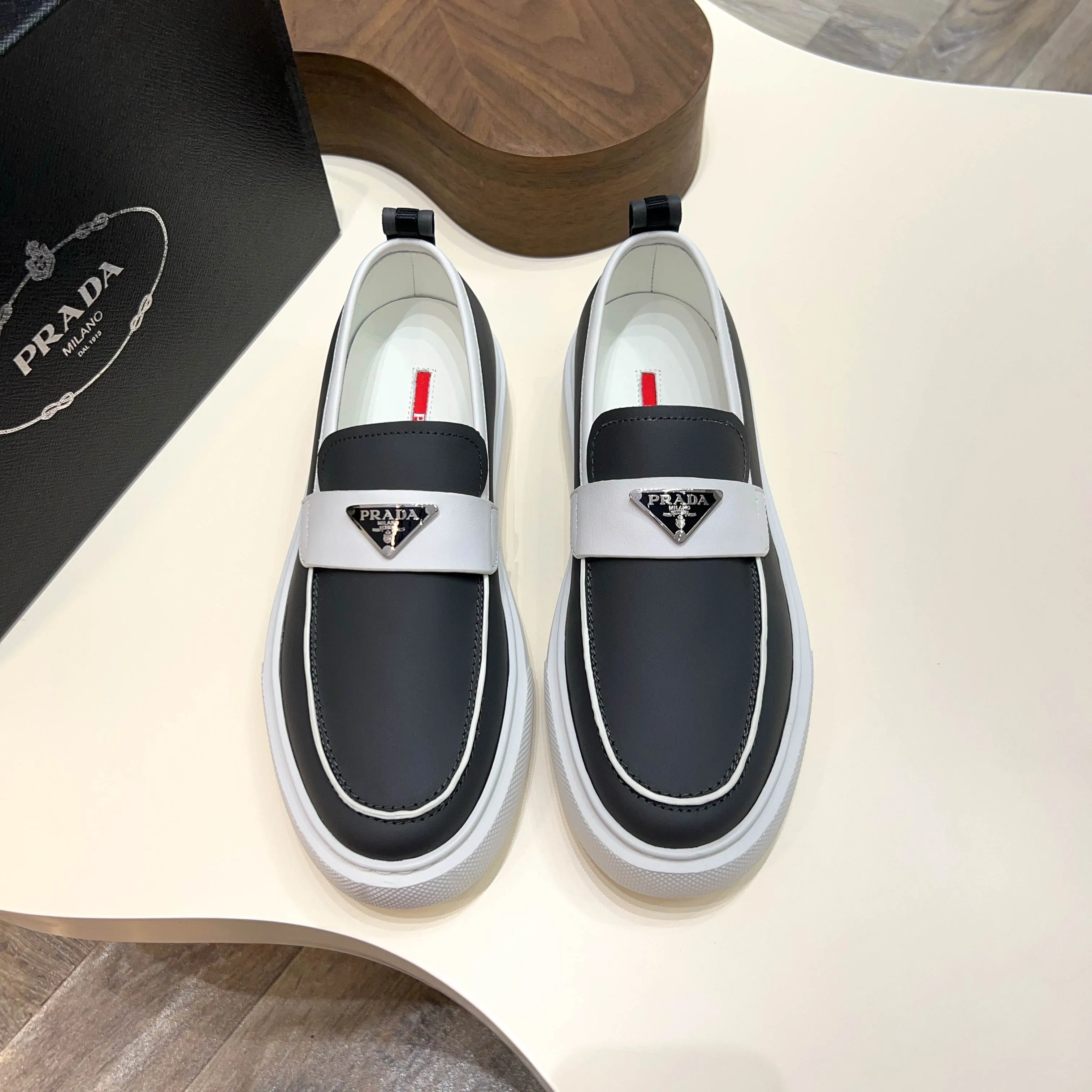 💰740 Thick-soled trendy brand (Prada) mainly promotes popular models, avant-garde and versatile fashionable men's shoes, private version molding, cowhide splicing 1:1 replica... fashionable, simple, elegant, more eye-catching and more classy, ​​it will subvert the old idea, a must-have for fashionistas who want to spend time with you! Must keep it! Tall and comfortable outsole, high-end quality workmanship. @ Code number: 39-44 38 45 can be ordered. Multiple colors are available.